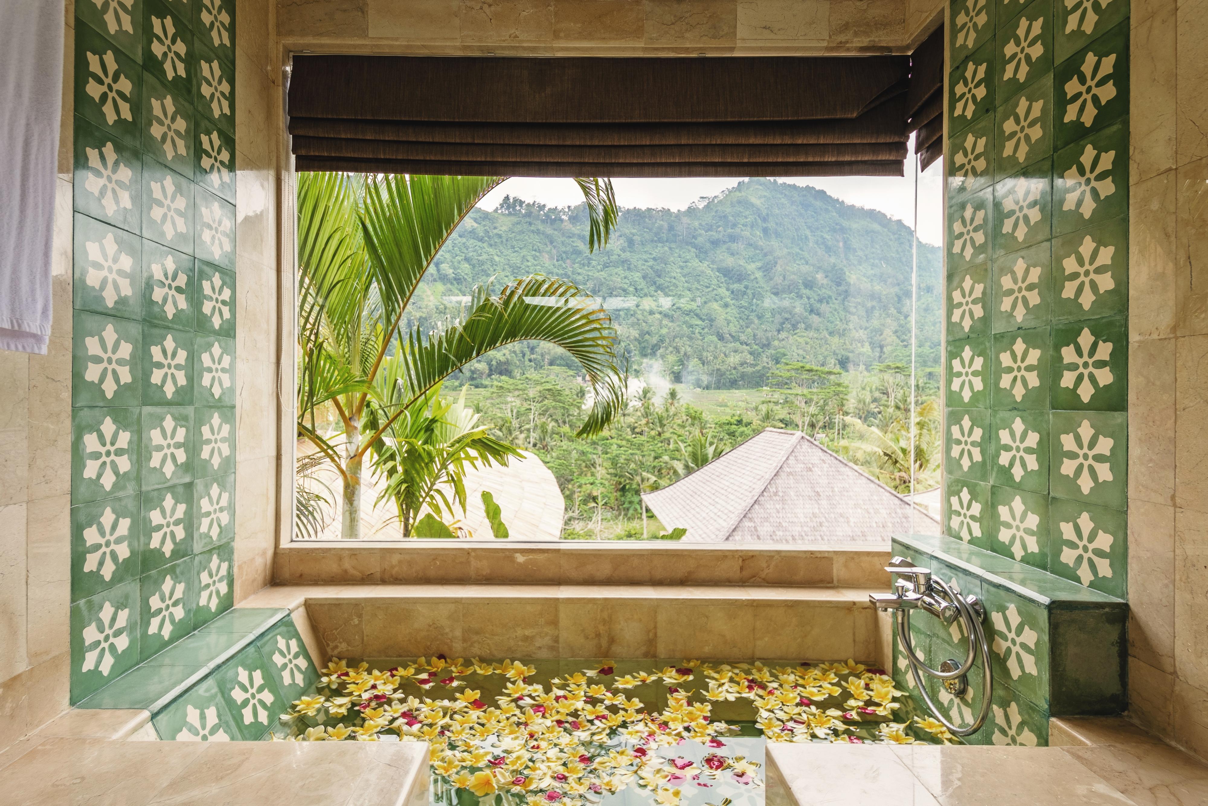Wapa Di Ume Sidemen Hotel Sidemen  Buitenkant foto A view of the mountains from the bathroom of a suite at the Taj Bengal