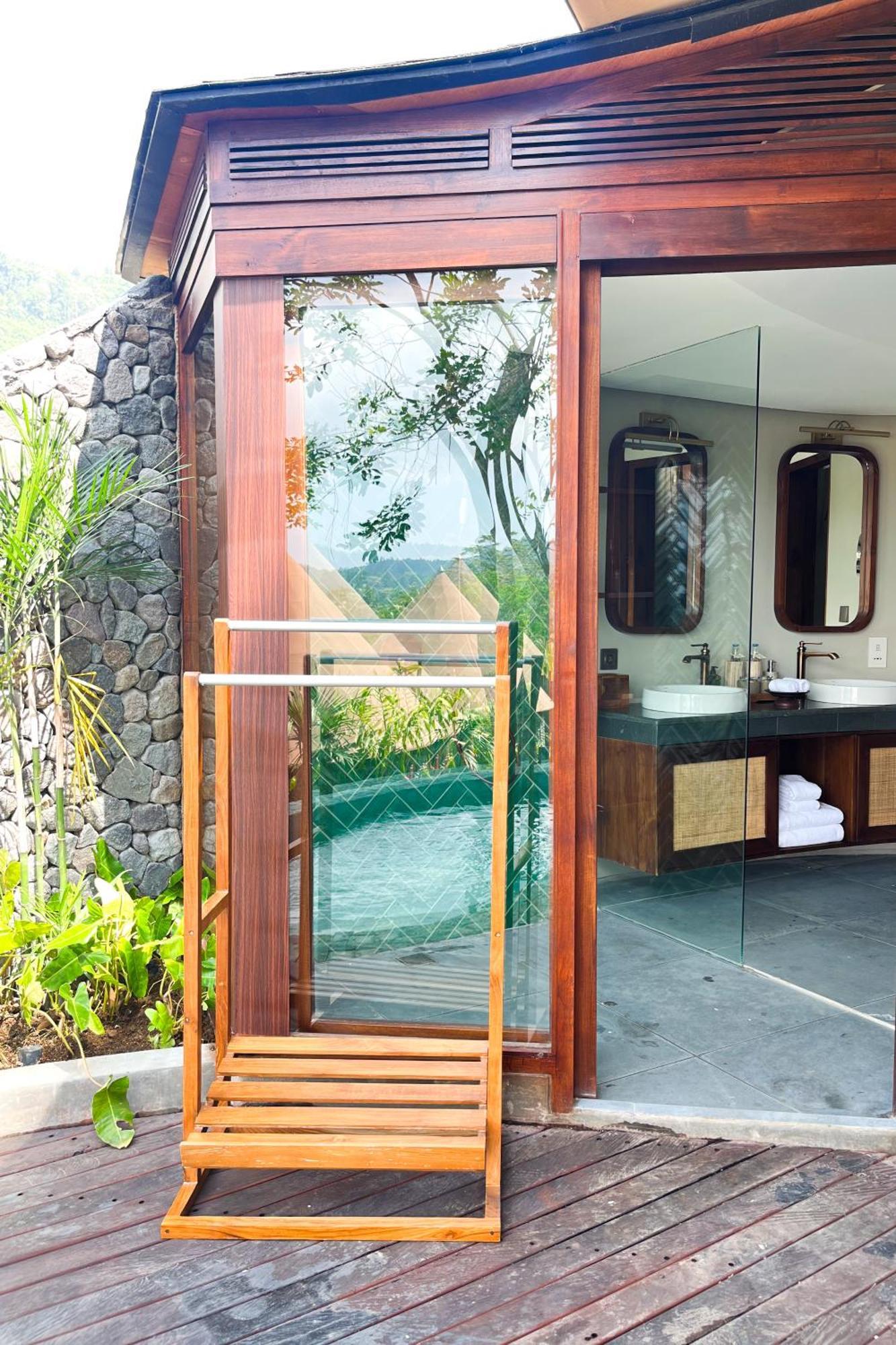 Wapa Di Ume Sidemen Hotel Sidemen  Buitenkant foto Bathroom at the Four Seasons Resort