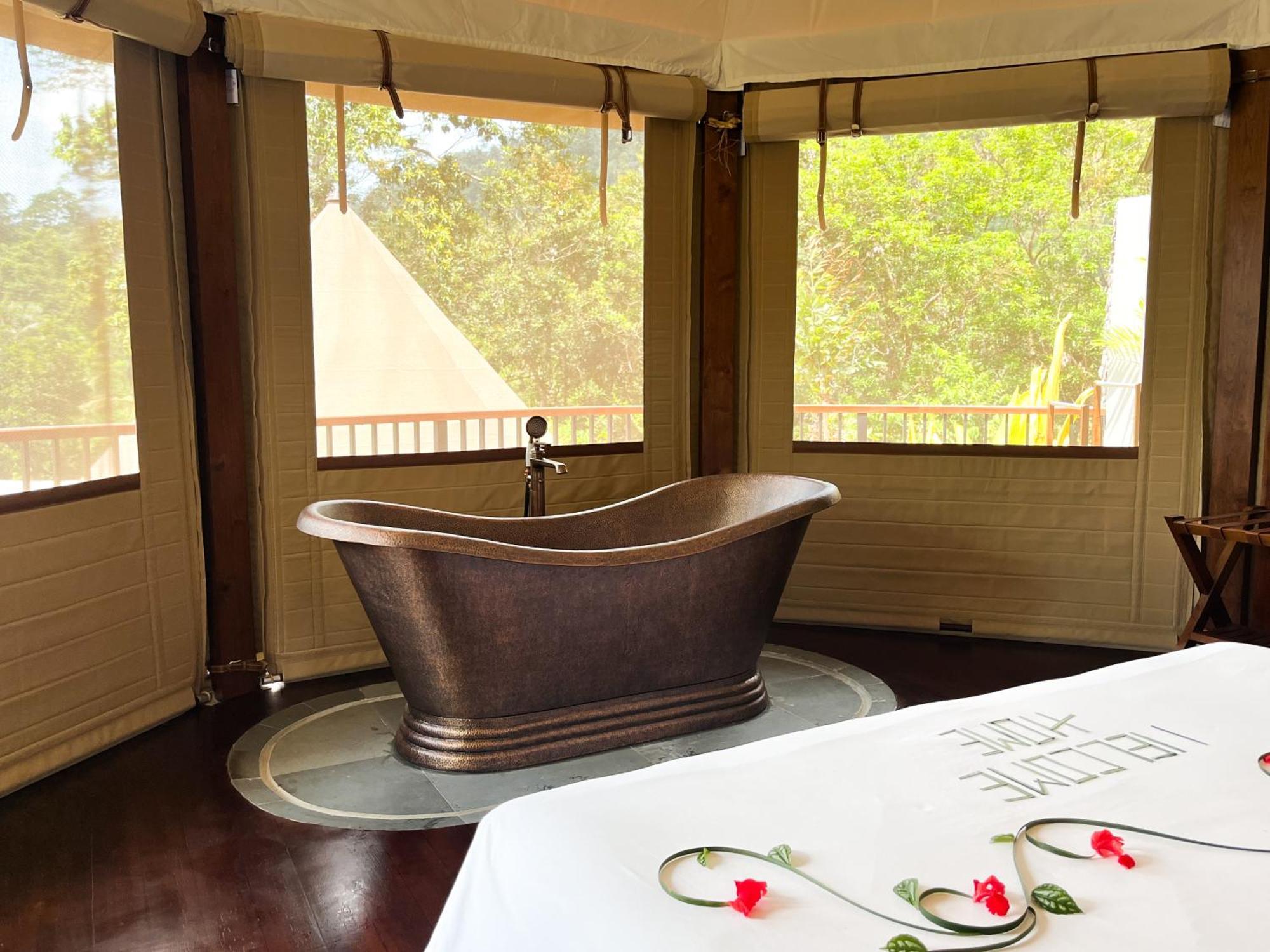 Wapa Di Ume Sidemen Hotel Sidemen  Kamer foto A freestanding copper bathtub