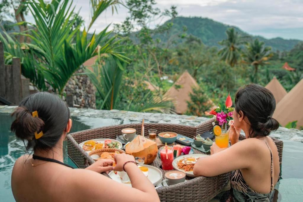 Wapa Di Ume Sidemen Hotel Sidemen  Buitenkant foto A meal at a resort in Bali, Indonesia