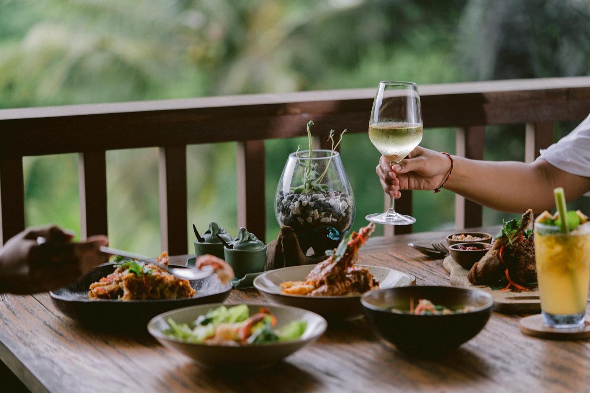 Wapa Di Ume Sidemen Hotel Sidemen  Buitenkant foto A selection of dishes at the restaurant