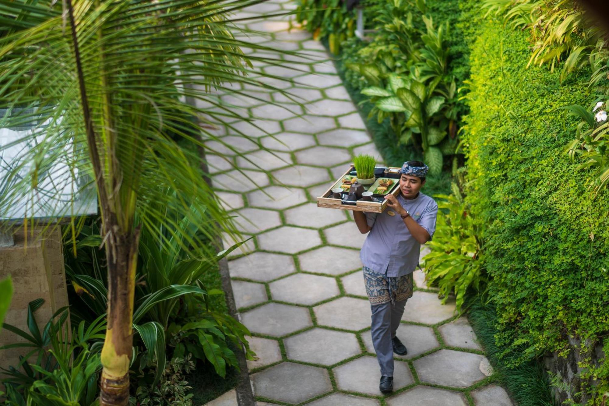 Wapa Di Ume Sidemen Hotel Sidemen  Buitenkant foto A waiter at a resort in Bali, Indonesia