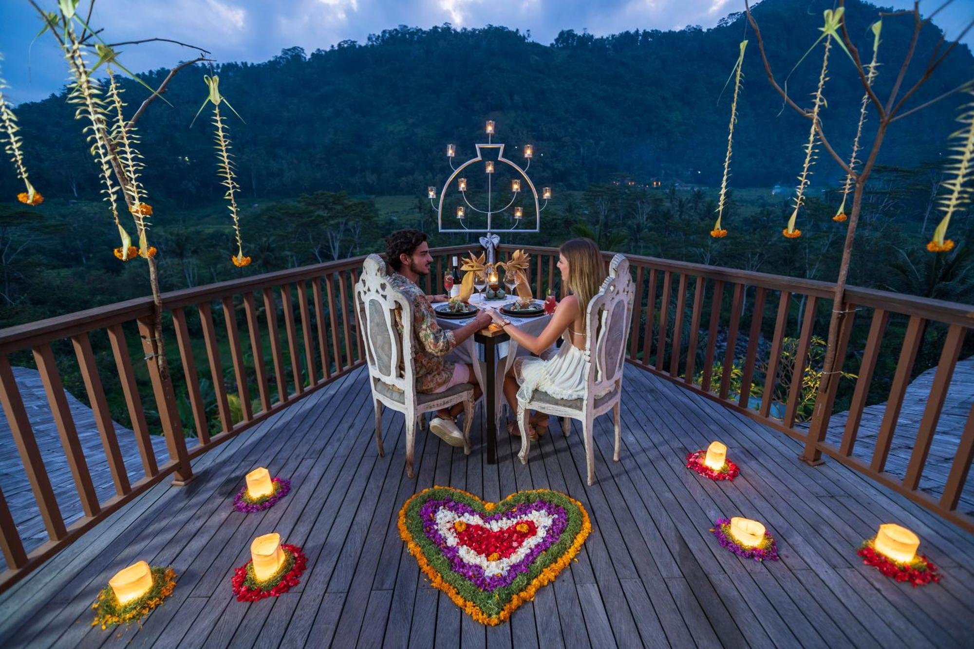 Wapa Di Ume Sidemen Hotel Sidemen  Buitenkant foto A couple dining at the resort