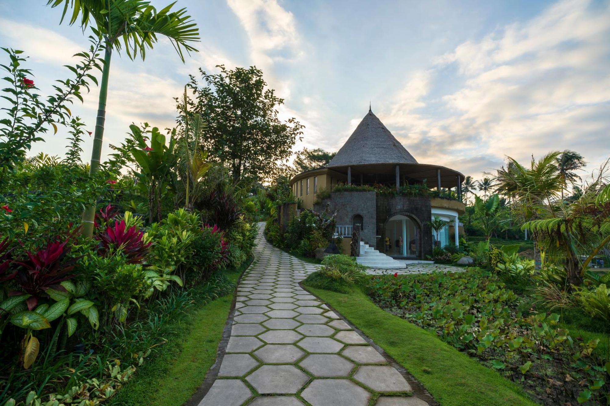 Wapa Di Ume Sidemen Hotel Sidemen  Buitenkant foto The path leading to the main villa at the resort