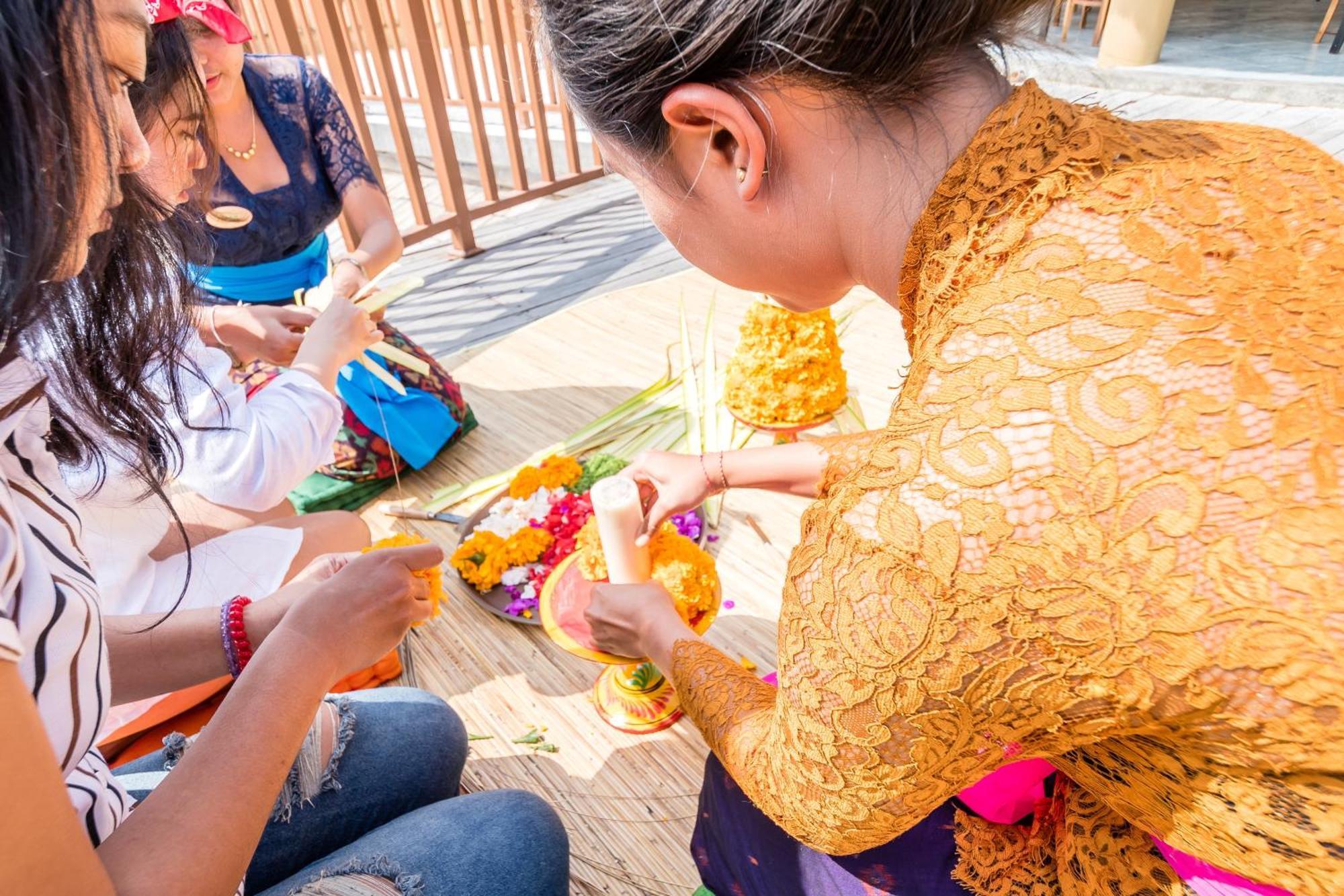 Wapa Di Ume Sidemen Hotel Sidemen  Buitenkant foto Thai women making a Thai flower garland