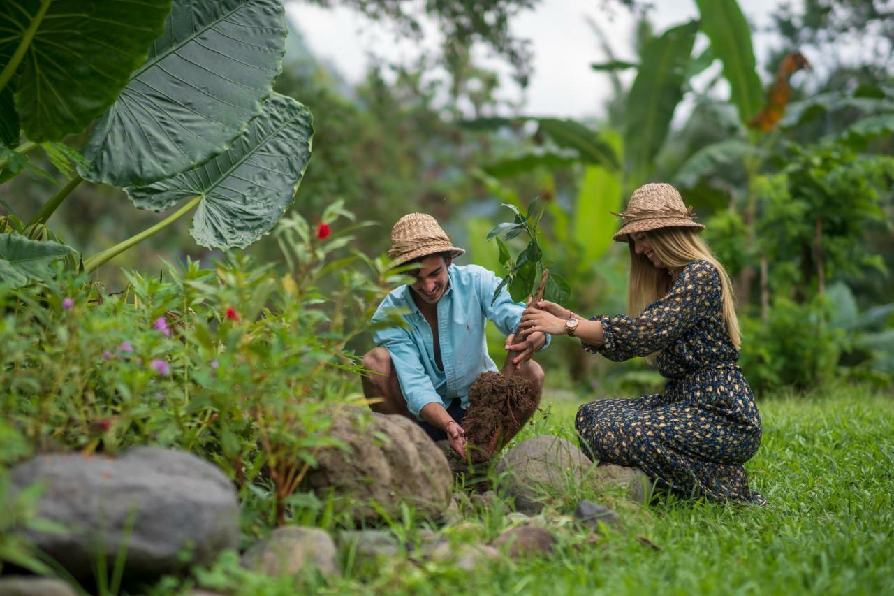 Wapa Di Ume Sidemen Hotel Sidemen  Buitenkant foto A farmer and a volunteer in the garden of the Green Village